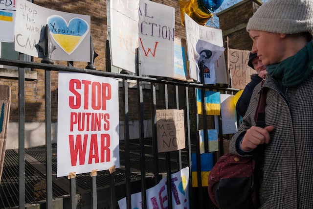 Poster asking Putin to stop the war