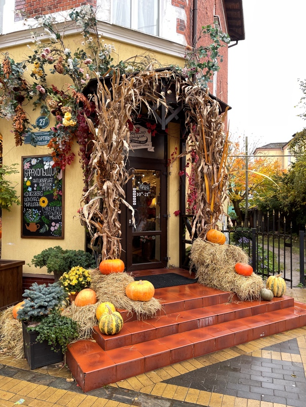 The entrance of a small boutique hotel, with tropical color and decoration